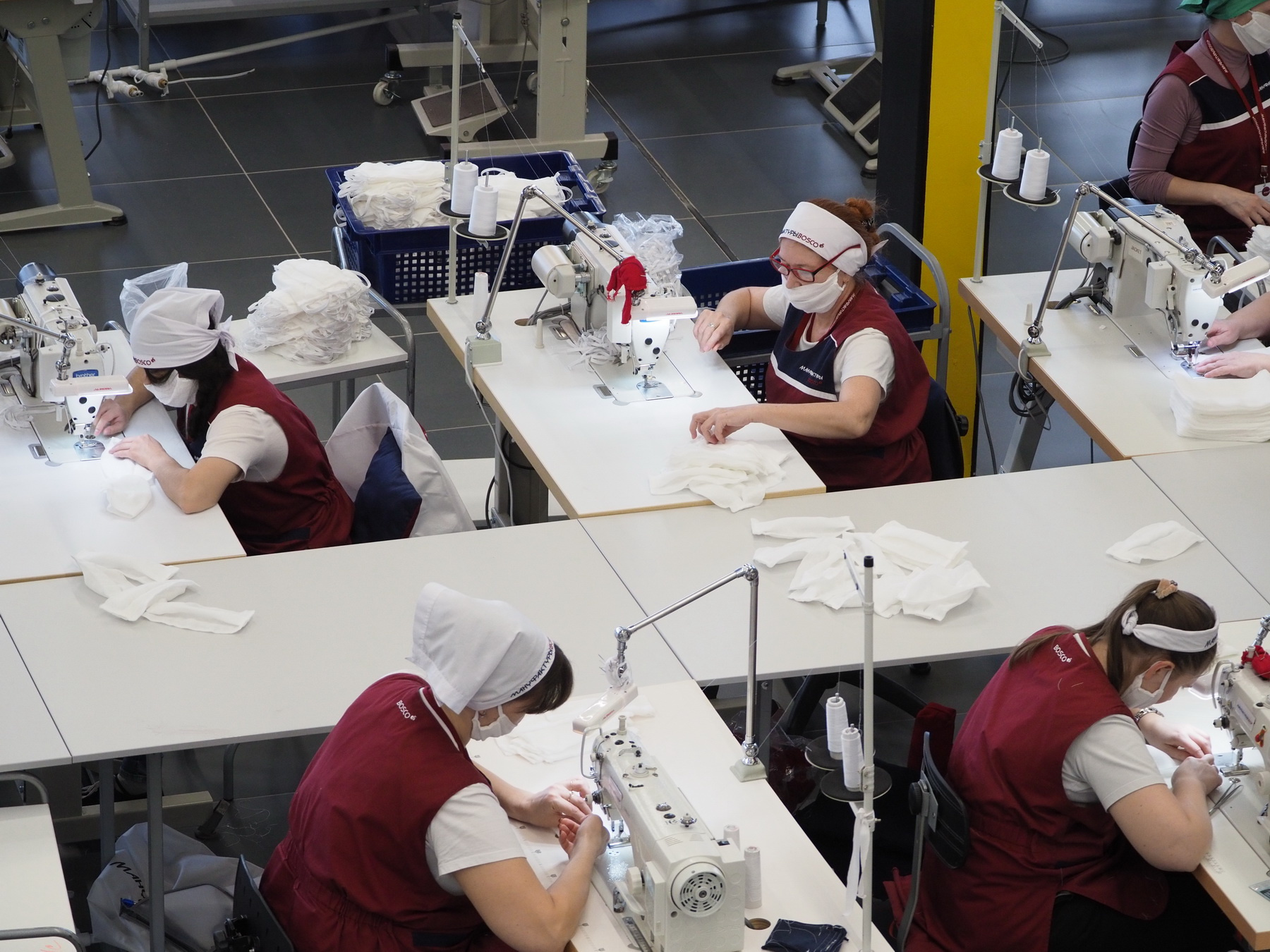 Компания, производившая костюмы олимпийцам, сегодня шьет маски для россиян