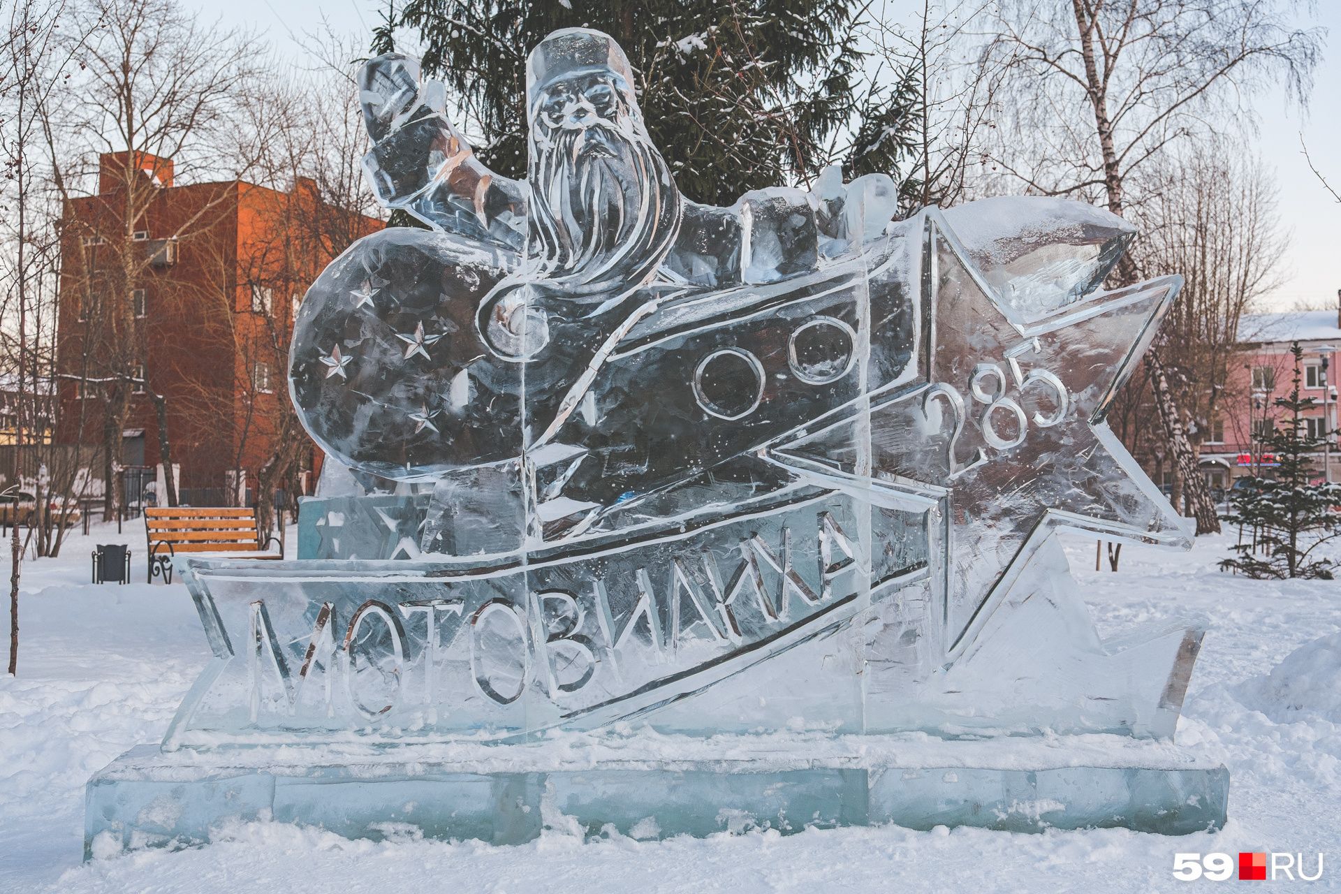 Ледовый городок в сквере Розалии Землячки напоминает о юбилее Мотовилихинского района 