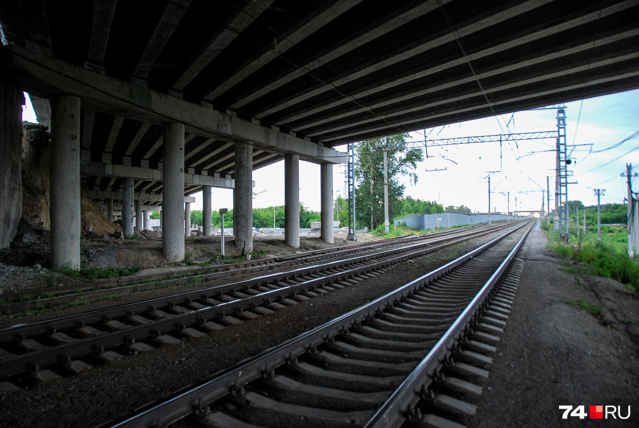 Мосты перекинуты через железнодорожные пути, которые идут от главного вокзала города в сторону Полетаево