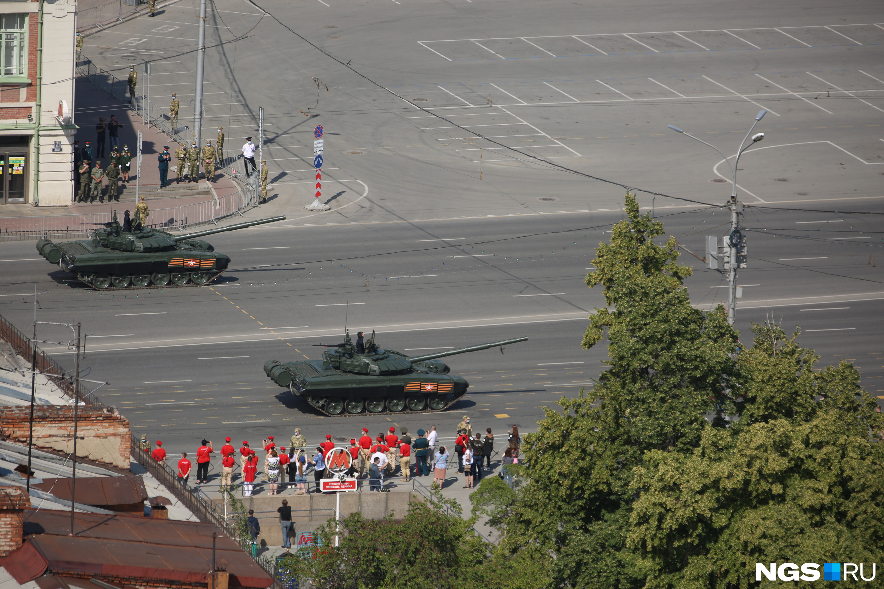 А это — дебютант площади Ленина, современный танк Т-72П3М. Высокие характеристики подтверждены пока только танковыми соревнованиями, к счастью