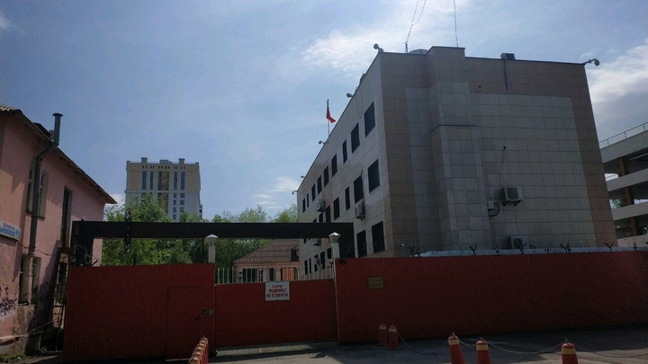 Консульство Китая в Екатеринбурге попросило выселить полицейских из их здания
