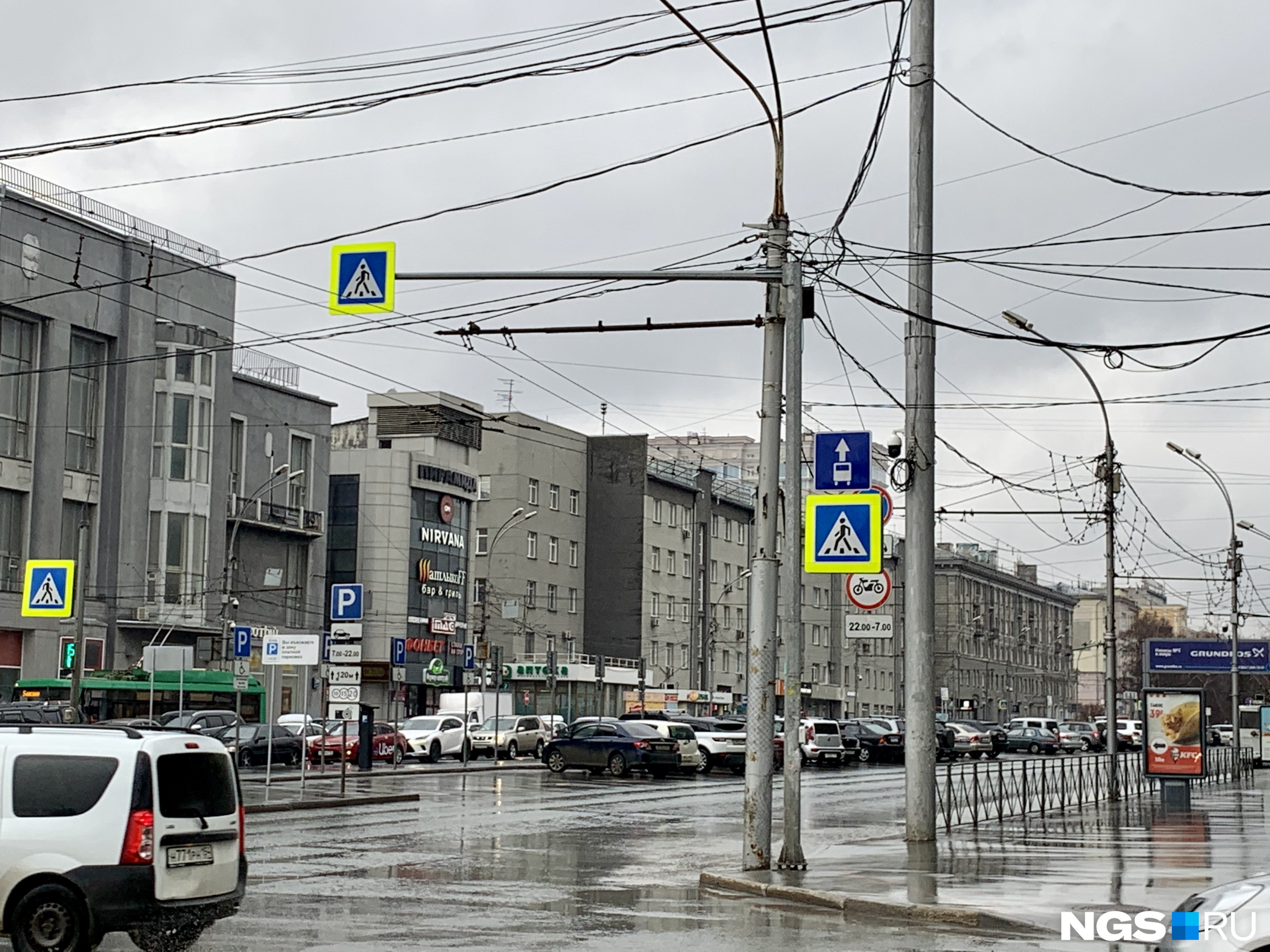 Перекресток место. Орджоникидзе пересечение красного проспекта. Глупые перекрестки. Самый идиотский перекресток в России.