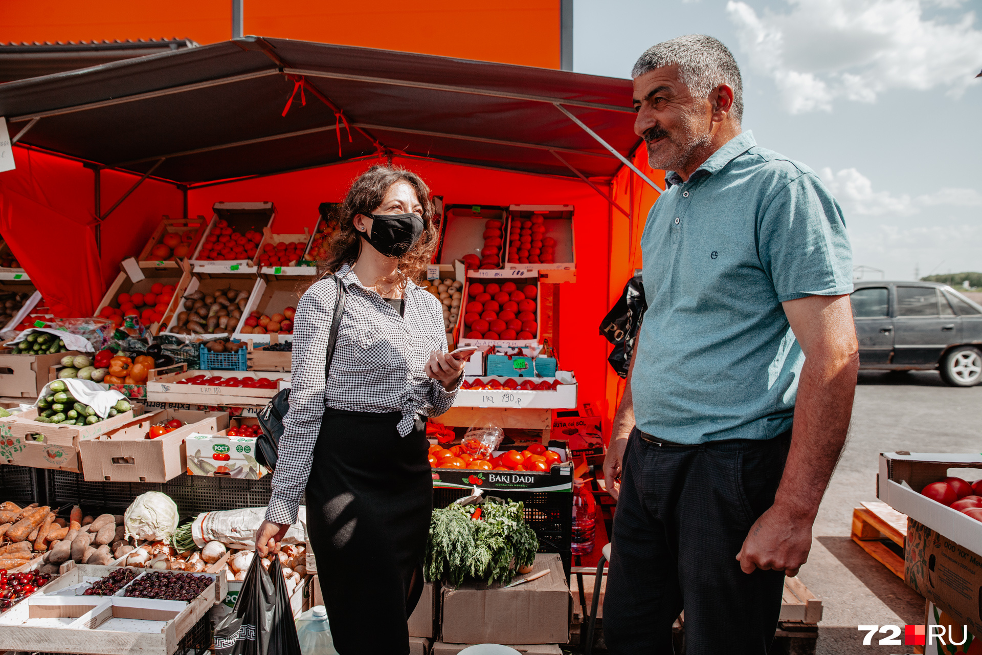 Знакомьтесь, рядом с нашей Машей стоит Тэлман Алиев. Он говорит, что в продаже у них только вкусные ягоды, и даже угостил наших девчат спелой черешней из Узбекистана. За кило этой ягоды мужчина просит 450 рублей