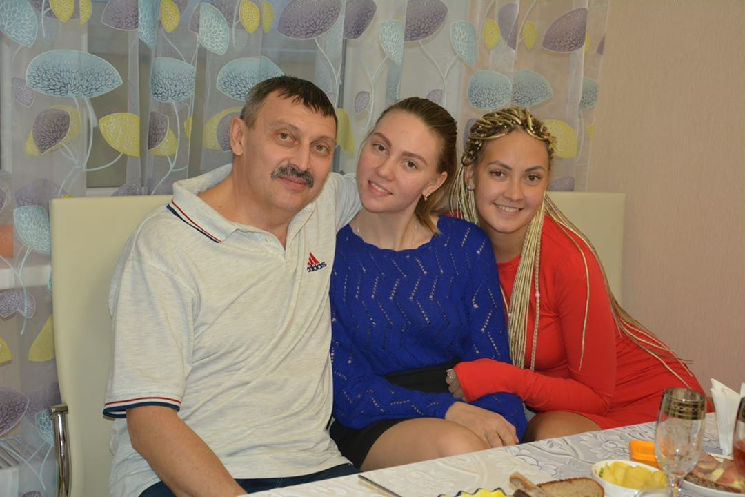 У Сергея две дочери — Людмила и Анна (справа). Людмила больше похожа на маму, а вот Анна — папина дочка<br><br>