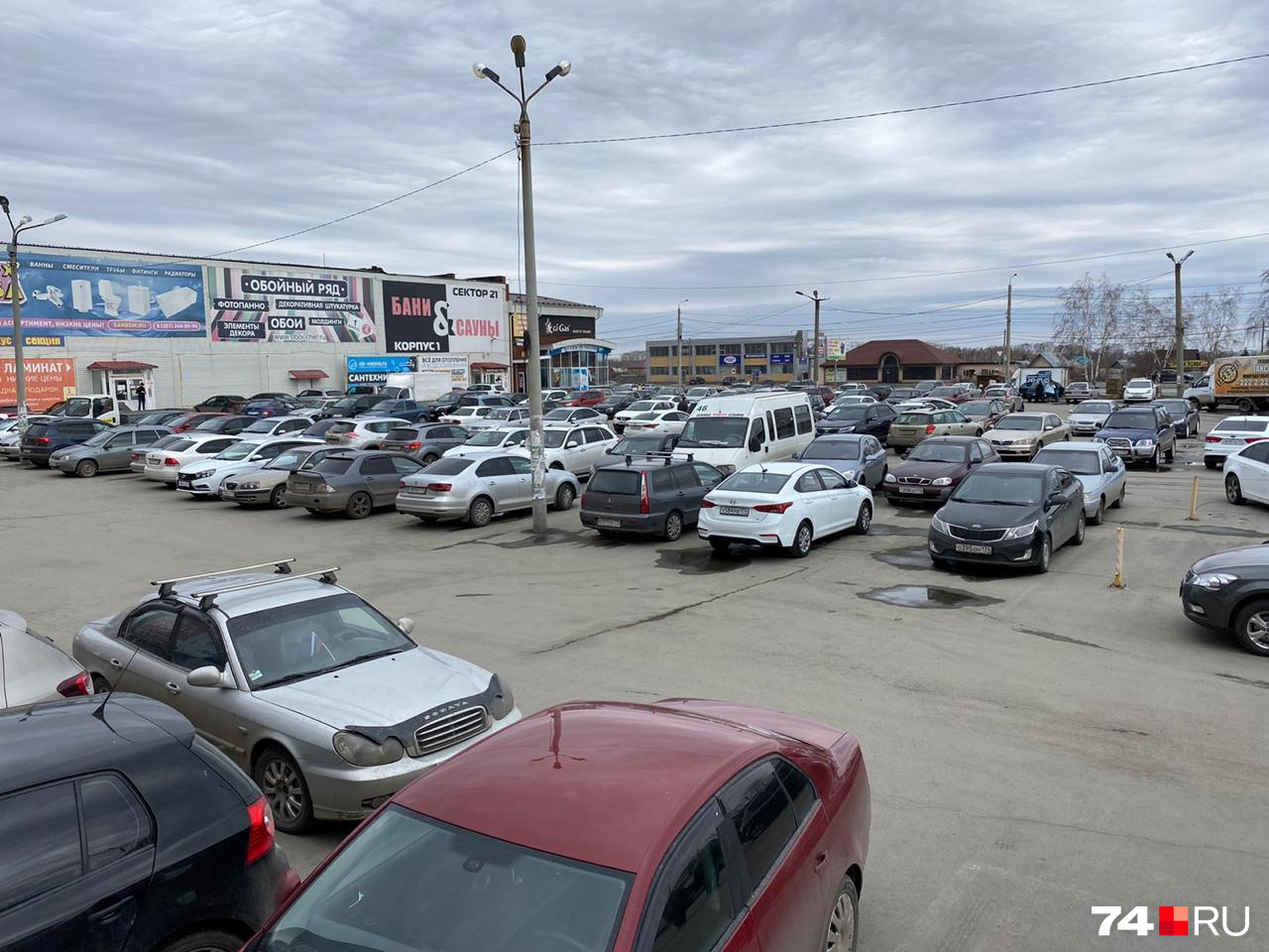 Парковка строительного рынка забита Парковка строительного рынка забита