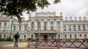 Могут сделать гостиницу или офис: в Ярославле дом с атлантами продали в частные руки