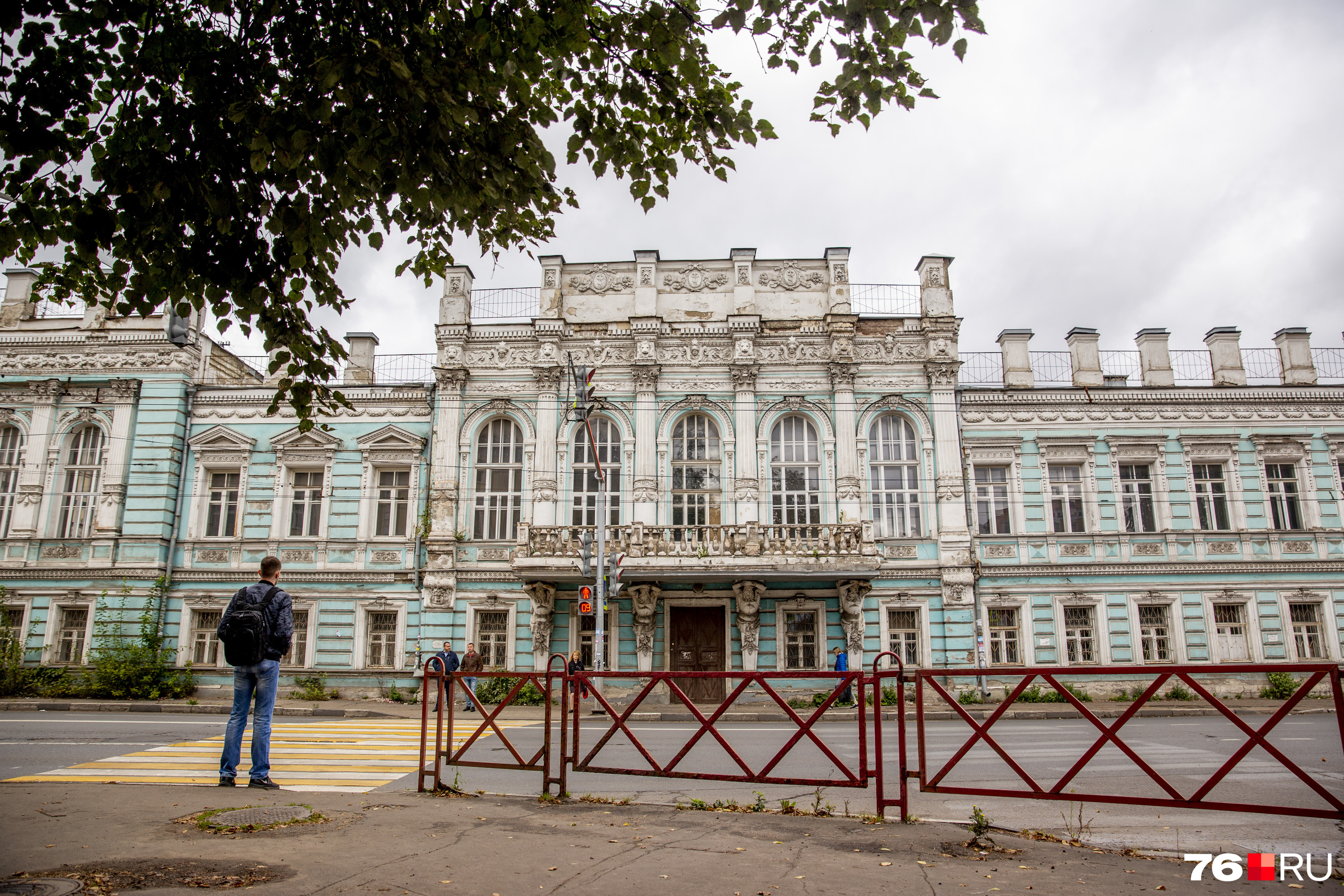 В Ярославле продали дом с атлантами: что появится внутри, подробности, фото  - 6 сентября 2022 - 76.ru
