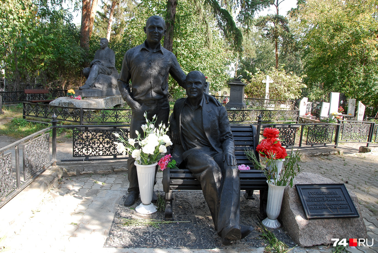Памятник отцу и сыну Голышевым, Владимиру и Дмитрию, завораживает: впечатление, что стоишь перед живыми людьми