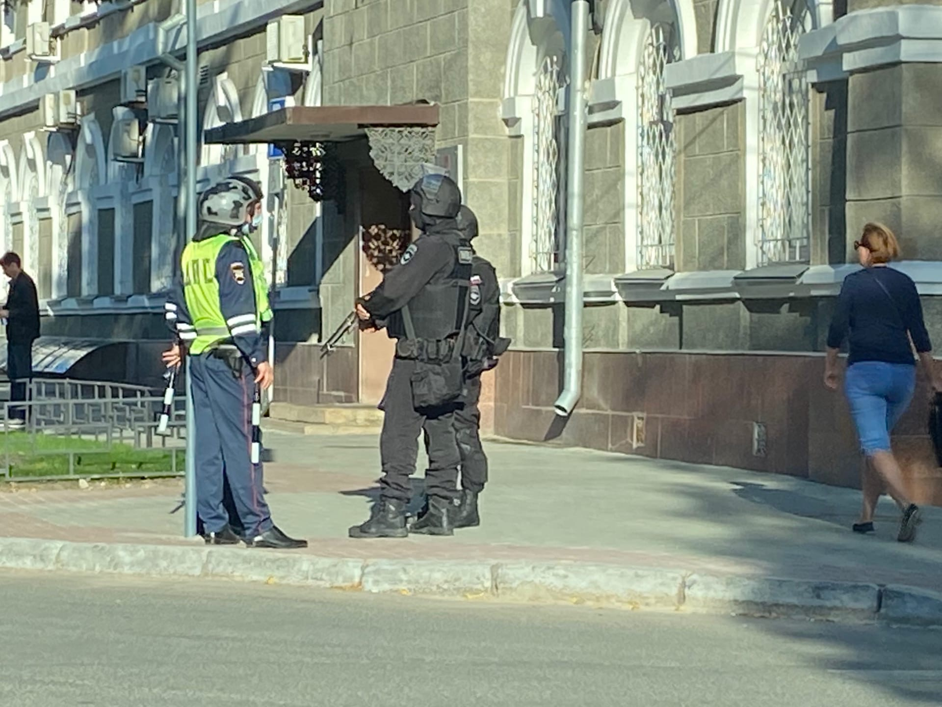Группами по несколько человек они стояли по улицам Елькина, Коммуны, Васенко Группами по несколько человек они стояли по улицам Елькина, Коммуны, Васенко