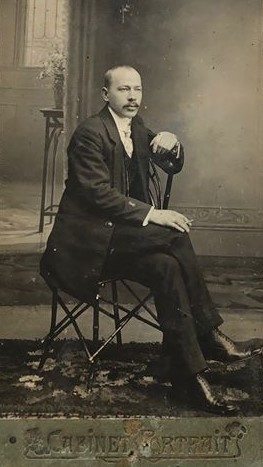 А вот время, когда сделано это фото, точно известно — 10 ноября 1913 года. Павла сфотографировали в городе Невьянске. Обратите внимание на то, как раньше выглядели фотостудии А вот время, когда сделано это фото, точно известно — 10 ноября 1913 года. Павла сфотографировали в городе Невьянске. Обратите внимание на то, как раньше выглядели фотостудии