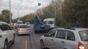 Автомобили встали в пробку в сторону города на Бердском шоссе — здесь грузовик въехал в минивэн