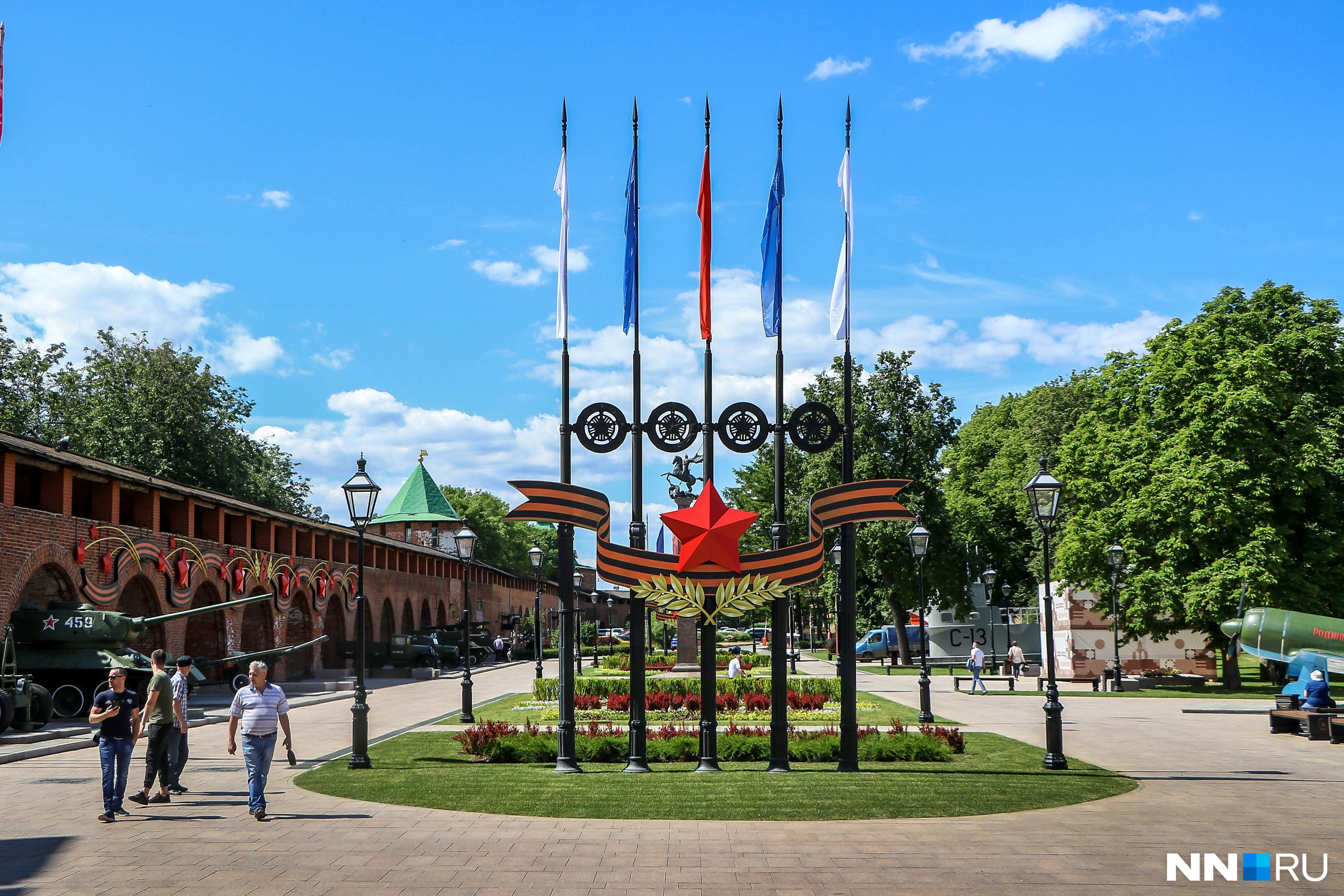 Новые скамейки в Нижегородском Кремле.