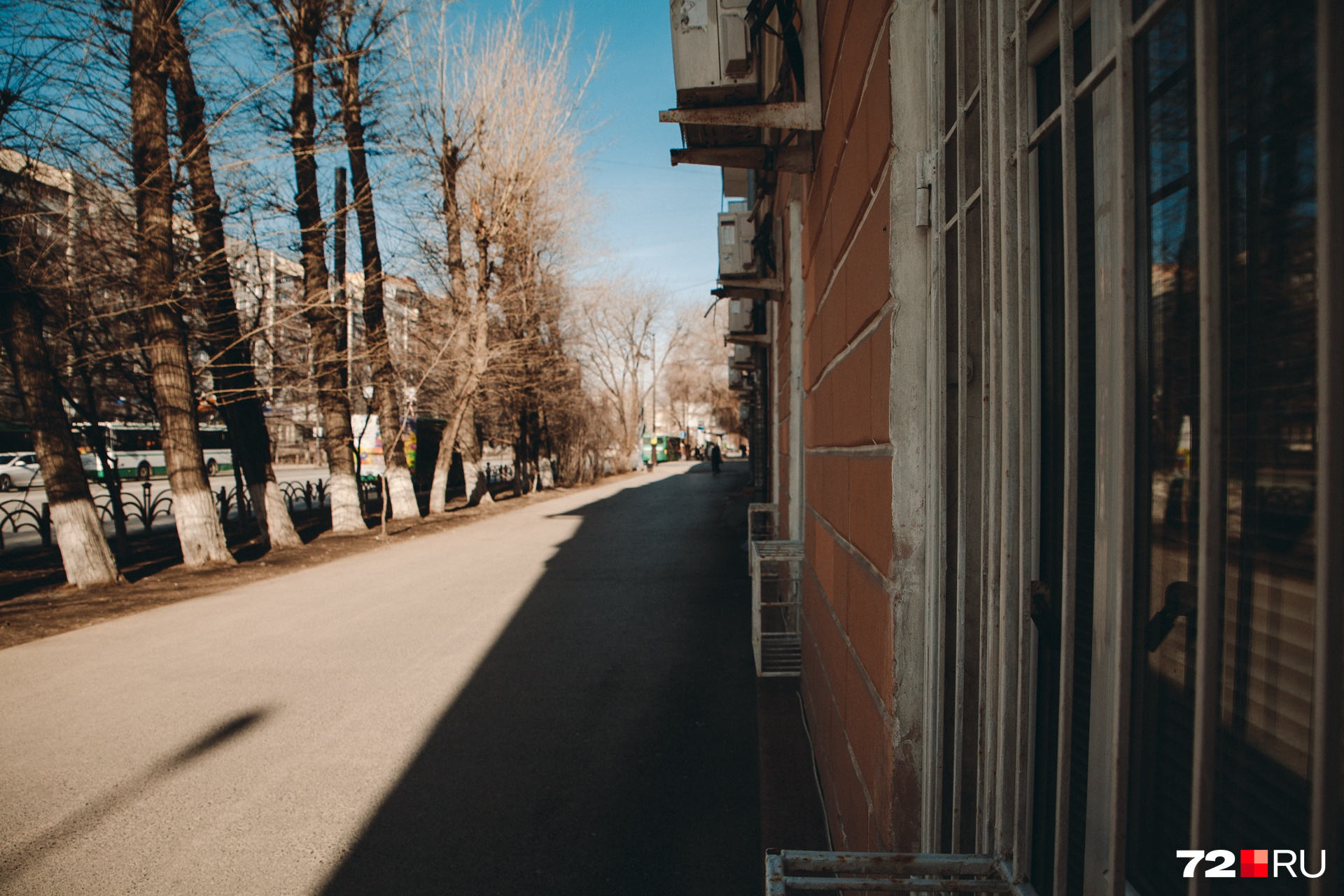 Пустая улица на Республики. Людей, стоит признаться, в центре стало меньше, чем в обычный понедельник Пустая улица на Республики. Людей, стоит признаться, в центре стало меньше, чем в обычный понедельник