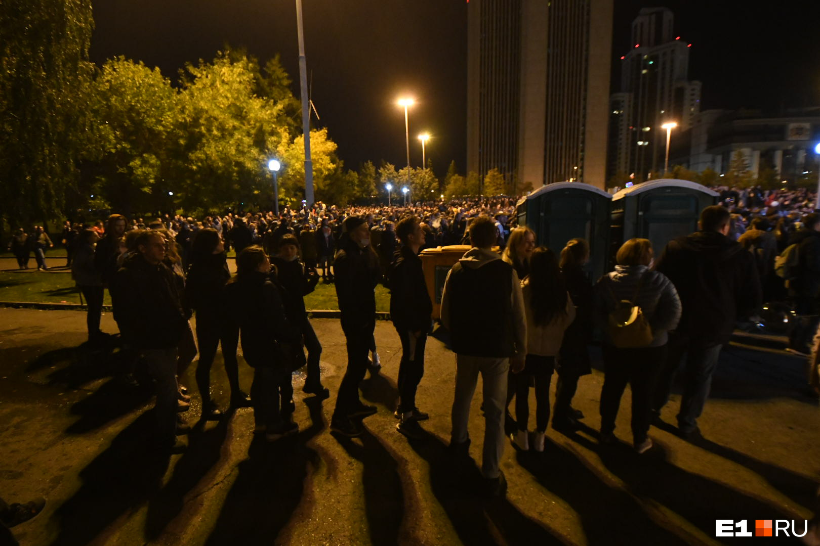 У центральной сцены на Октябрьской площади перед концертом Елки выстроилась огромная очередь