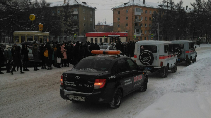 Студентов и преподавателей кемеровского вуза срочно эвакуировали. Рассказываем, что случилось