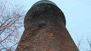 Старую водонапорную башню на Новгородском наконец признали опасной, и теперь ее должны снести