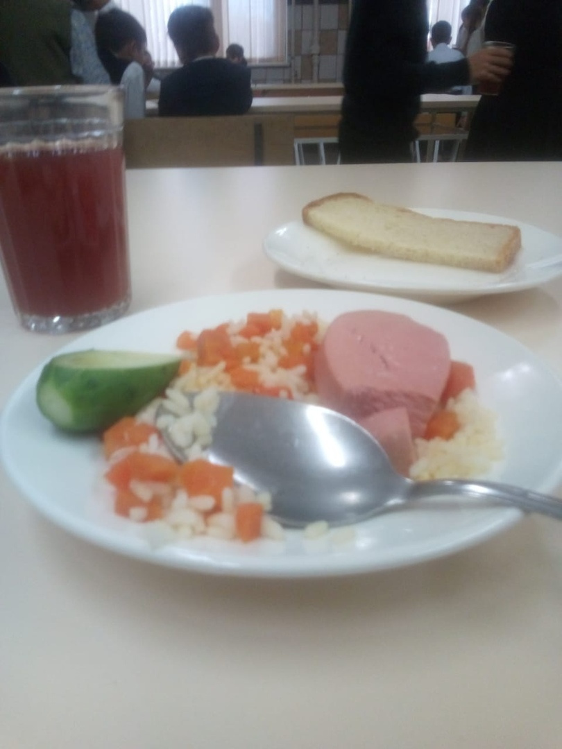 В школе <nobr class="_">№ 55</nobr> в меню огурец, рис с морковкой, колбаса, хлеб, компот