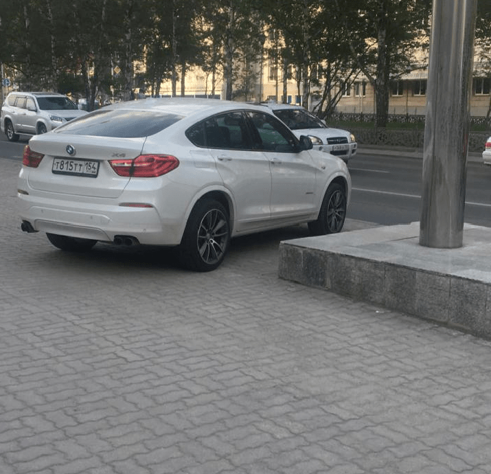 Парковка на тротуаре Красного проспекта