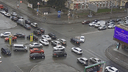 Куда ты рулишь? Пассажирке такси сломали нос в ДТП на Красном проспекте — смотрим на видео, как это было