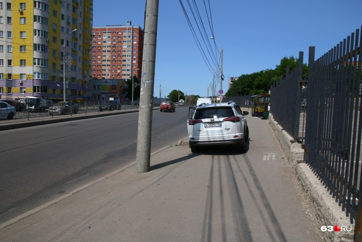 Иномарка наехала на пешехода на тротуаре Иномарка наехала на пешехода на тротуаре