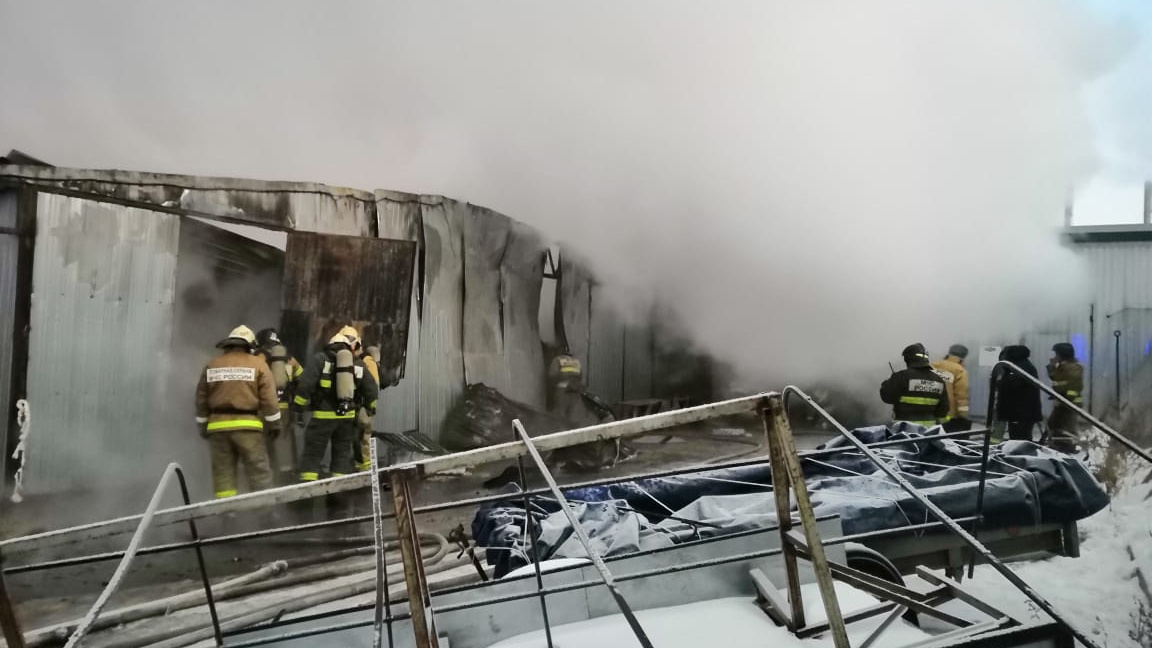 Очень большой пожар: в Тольятти выгорела мебельная фабрика