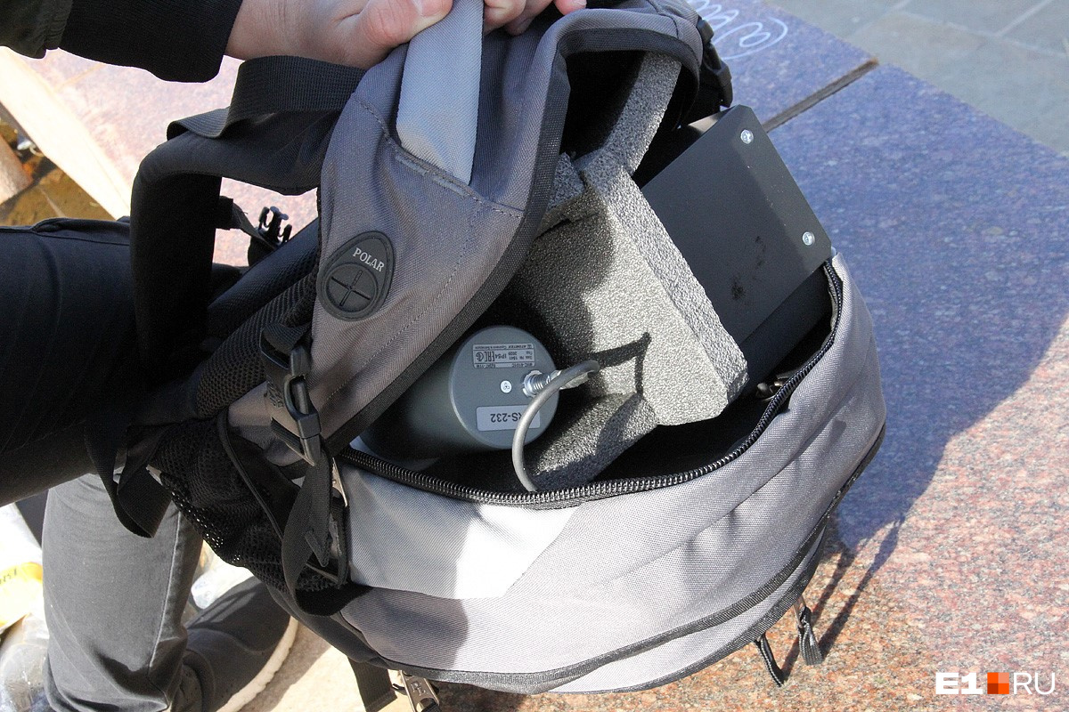 Высокочувствительные детекторы прибора размещены в рюкзаке