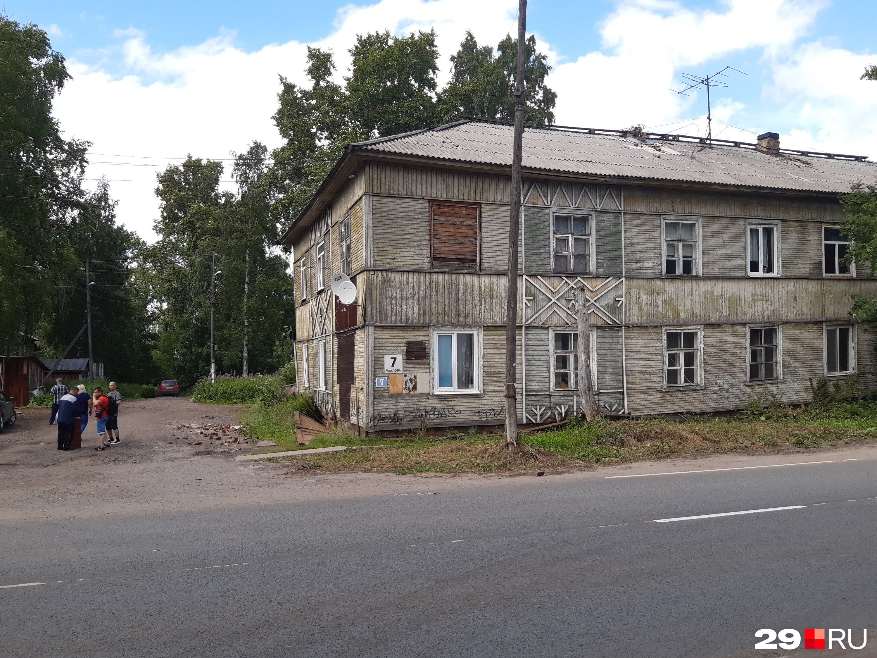 Деревянная двухэтажка на улице Чкалова, 7, тоже нежилая — она сошла со свай месяц назад, 22 июня