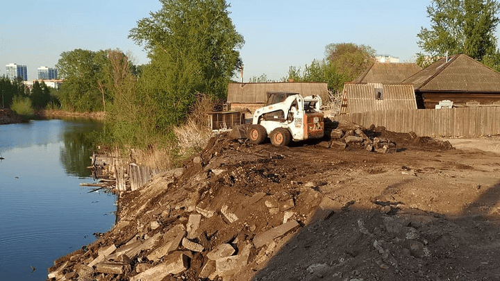 Рабочие сбросили строительный мусор в пруд на Судостроительной и испортили место отдыха горожан