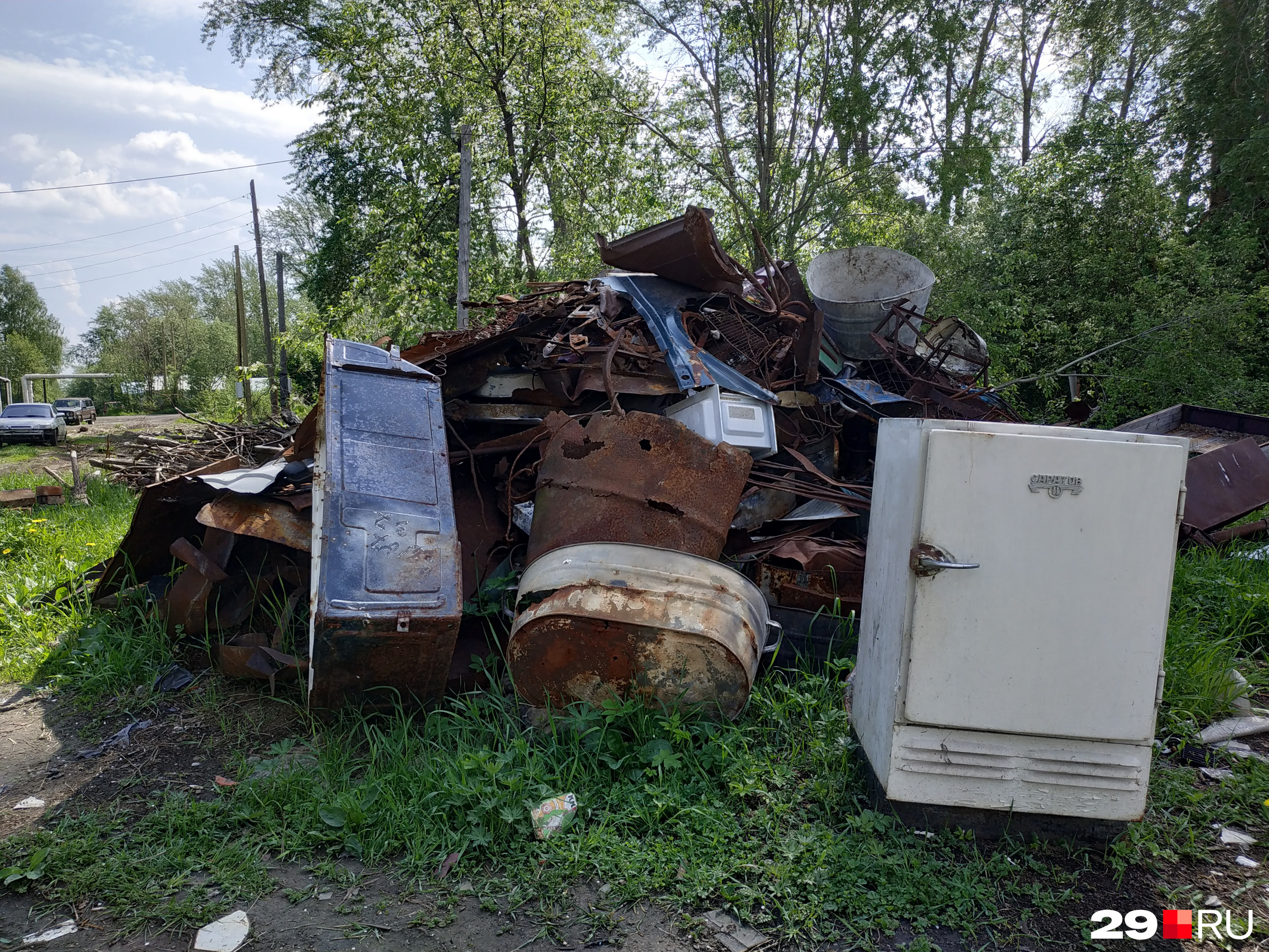 Местные собирают металлолом во дворах, а затем увозят и сдают в Архангельске
