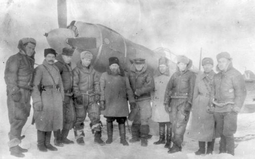 Краснов с однополчанами у самолета Ла-5Ф, Венгрия, 1945 год