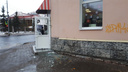 Ветер выбил стекло в магазинной двери на Троицком проспекте
