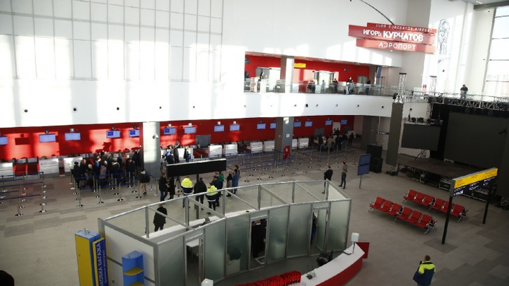 Пассажиров не выпускают из самолётов из-за сообщения о минировании челябинского аэропорта