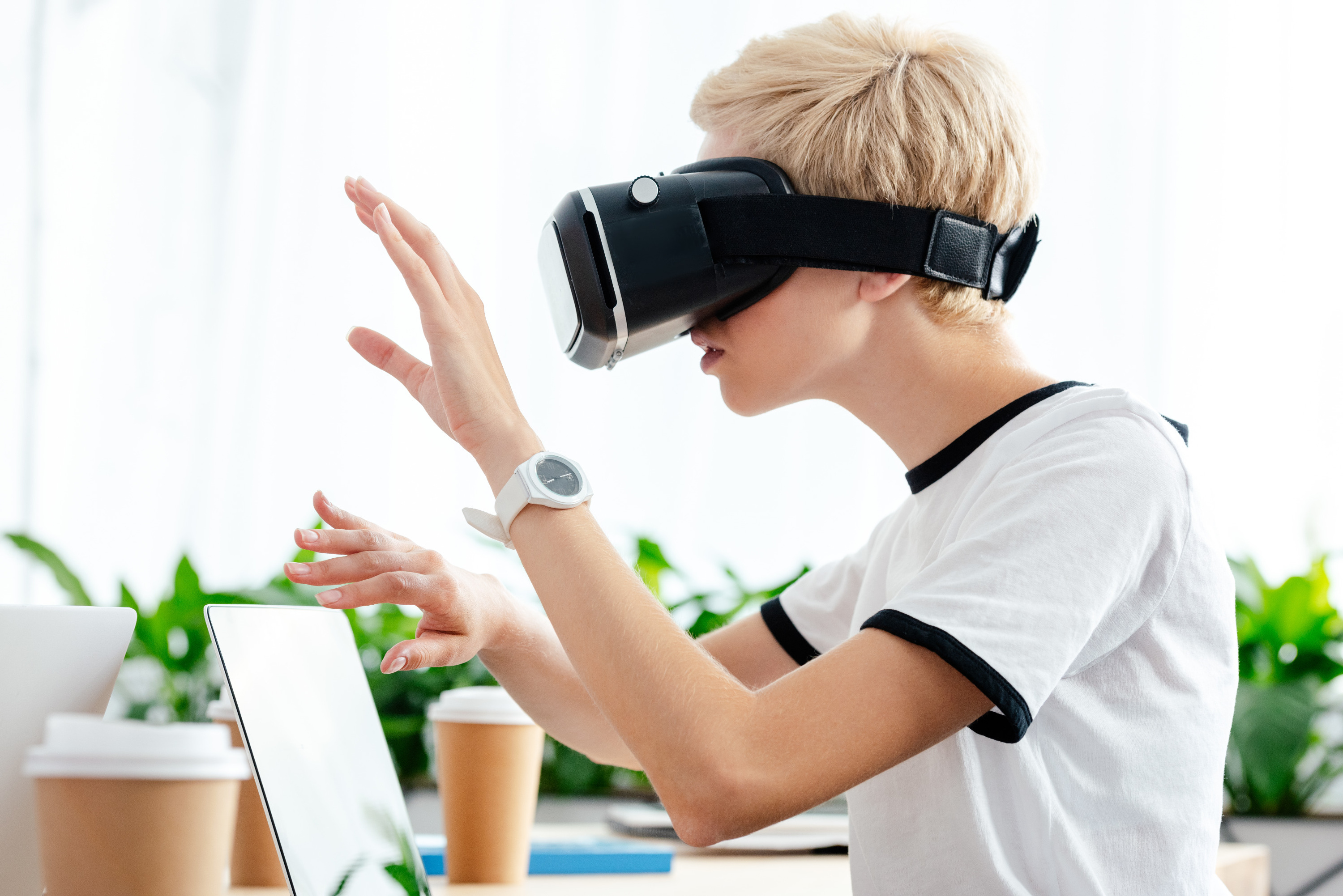 С помощью VR можно создавать классы со студентами со всего мира, как сделали, например, в Кембридже