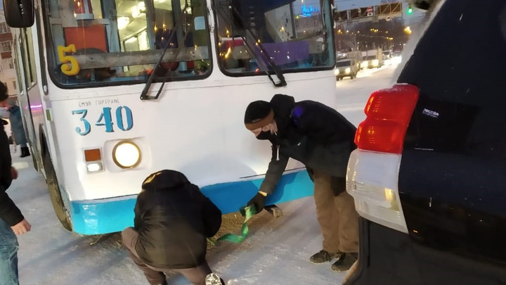 В Екатеринбурге мужчина на Land Cruiser взял на буксир троллейбус, который не могли сдвинуть пассажиры