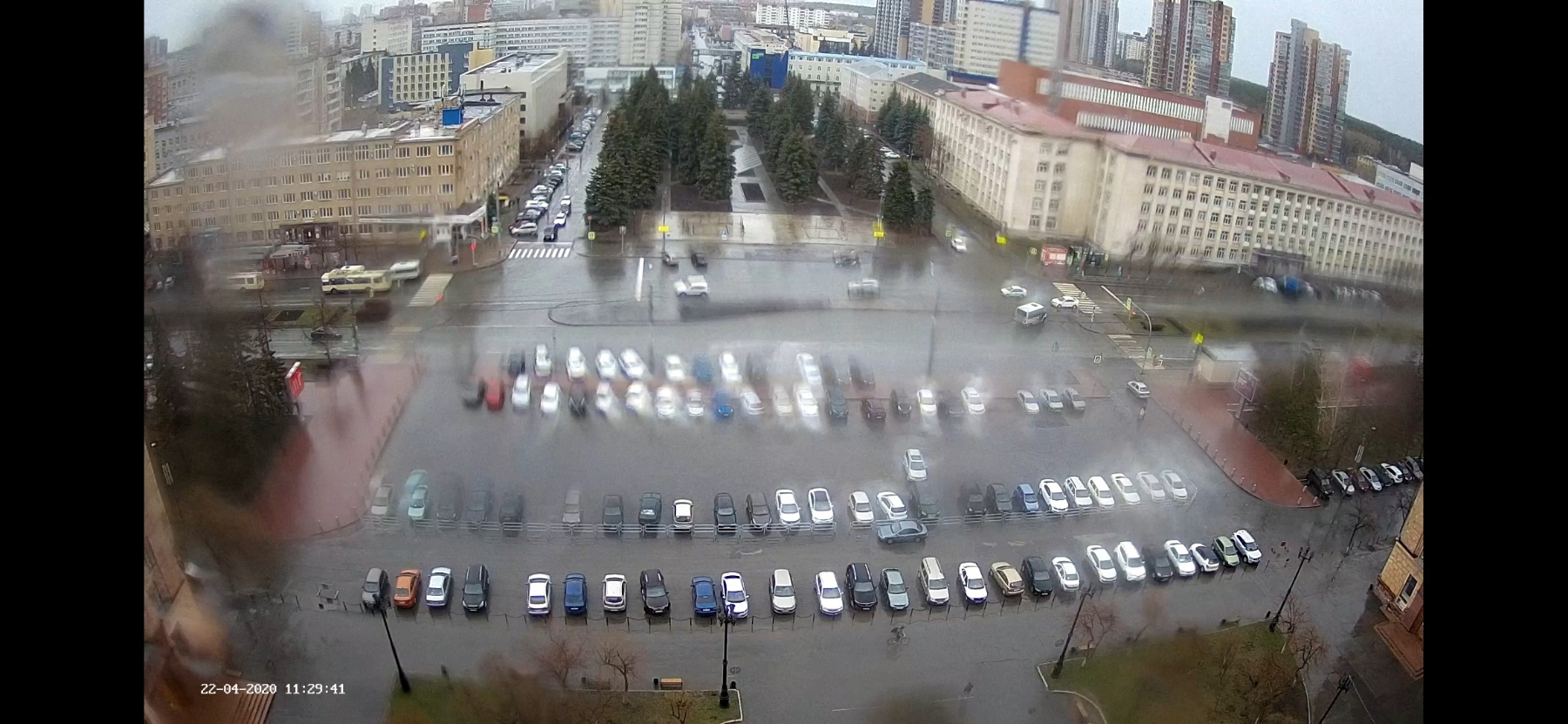 И никакие заборы не мешают челябинцам парковаться около самого оживлённого участка проспекта Ленина