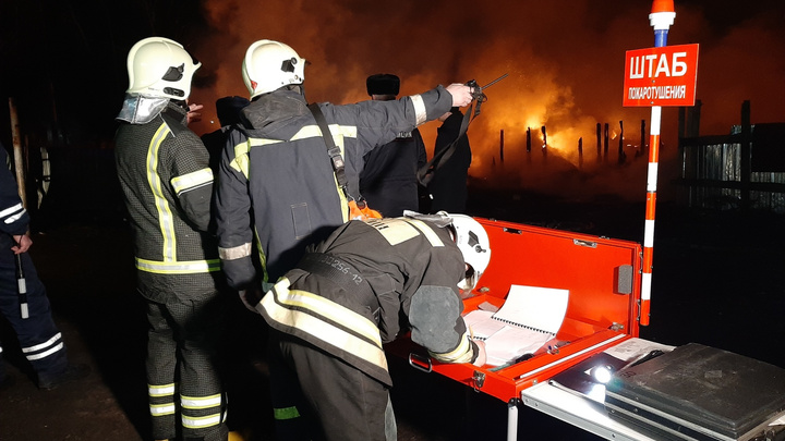 В цыганском посёлке в Челябинске ночью произошёл крупный пожар