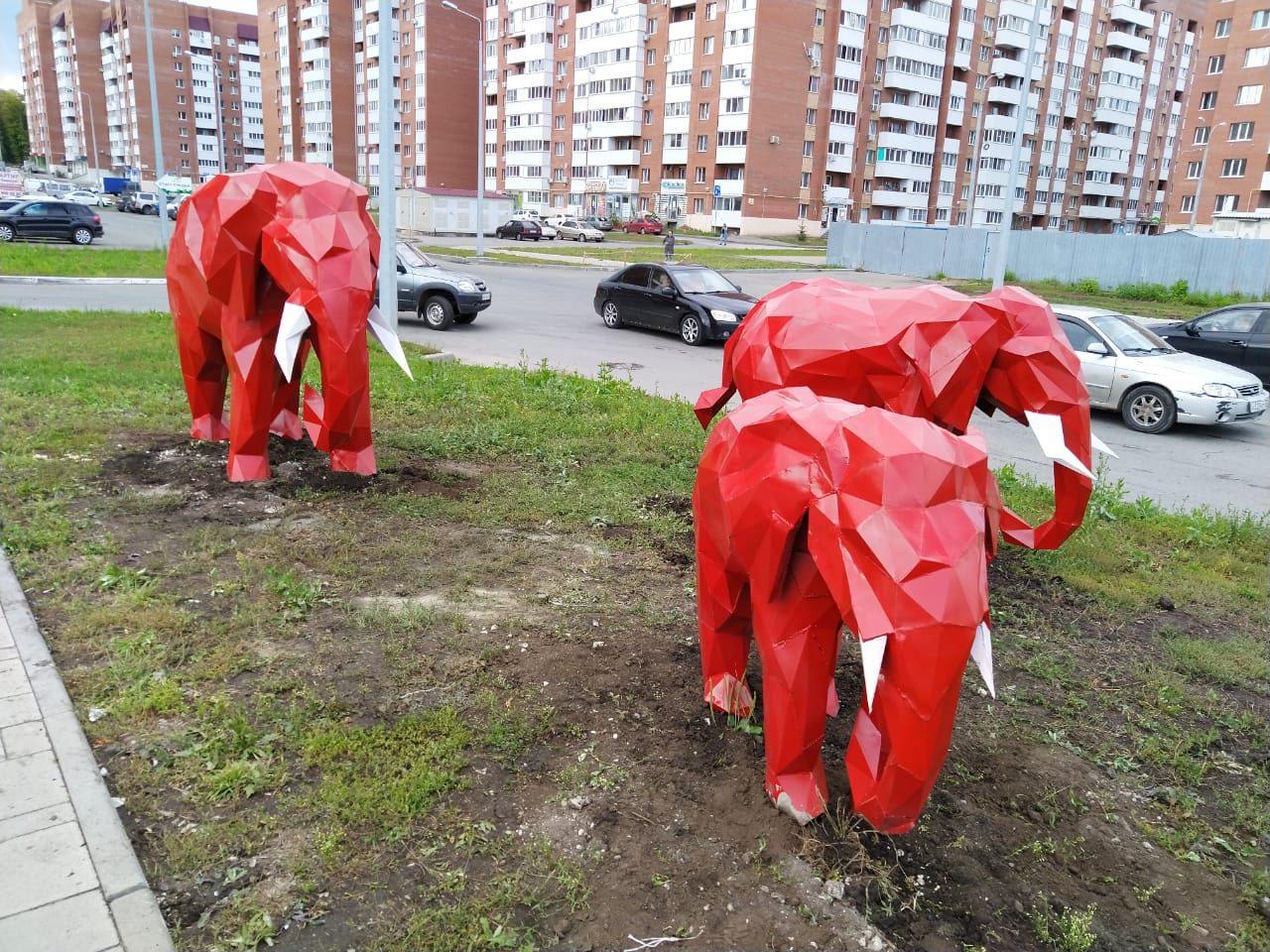 Ярко-красное семейство слонов — мама, папа и малыш-слоненок