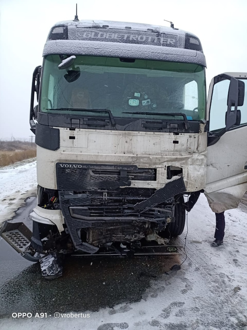 Водитель фуры не пострадал, но автомобилю потребуется ремонт Водитель фуры не пострадал, но автомобилю потребуется ремонт