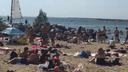 «Яблоку негде упасть»: новосибирцы атаковали городские пляжи в жаркий выходной