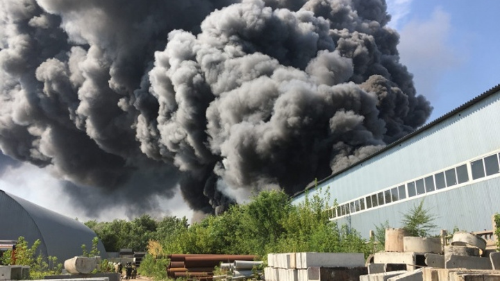 Появилось видео пожара на складе с полиэтиленом в Самаре