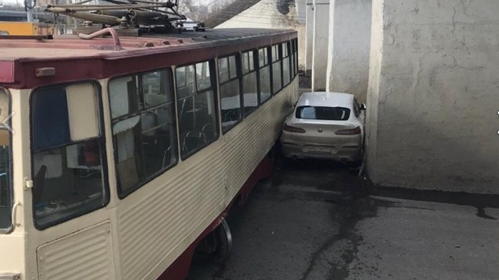 Пассажирку трамвая, сошедшего с рельсов под мостами в Ленинском районе, госпитализировали
