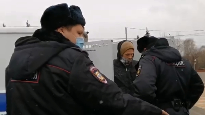 Красноярец вышел с пикетом в поддержку Артёма Загребельного. Его задержала полиция