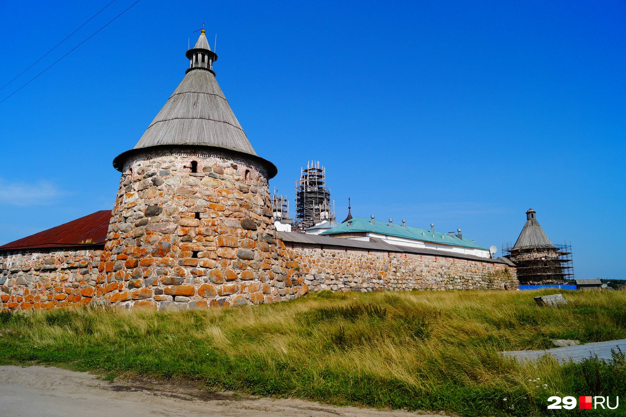 Жители говорят, что в первую очередь финансирование направлено на монастыри и памятники Соловков, а не на поселок