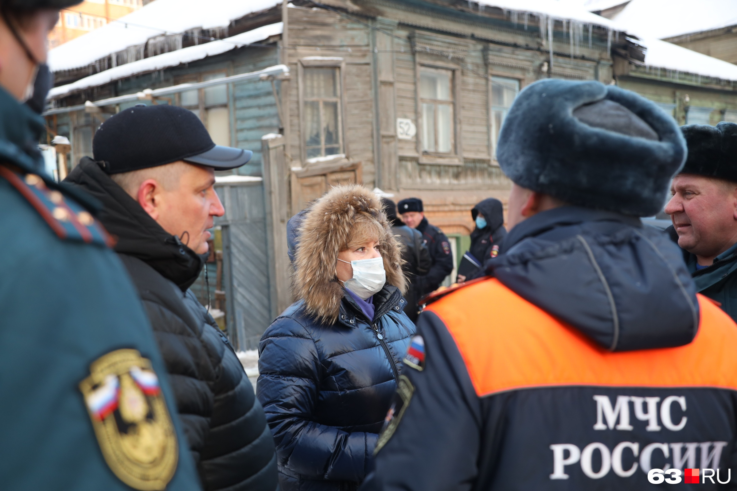 глава Ленинского района Самары Елена Бондаренко и сотрудники МЧС глава Ленинского района Самары Елена Бондаренко и сотрудники МЧС