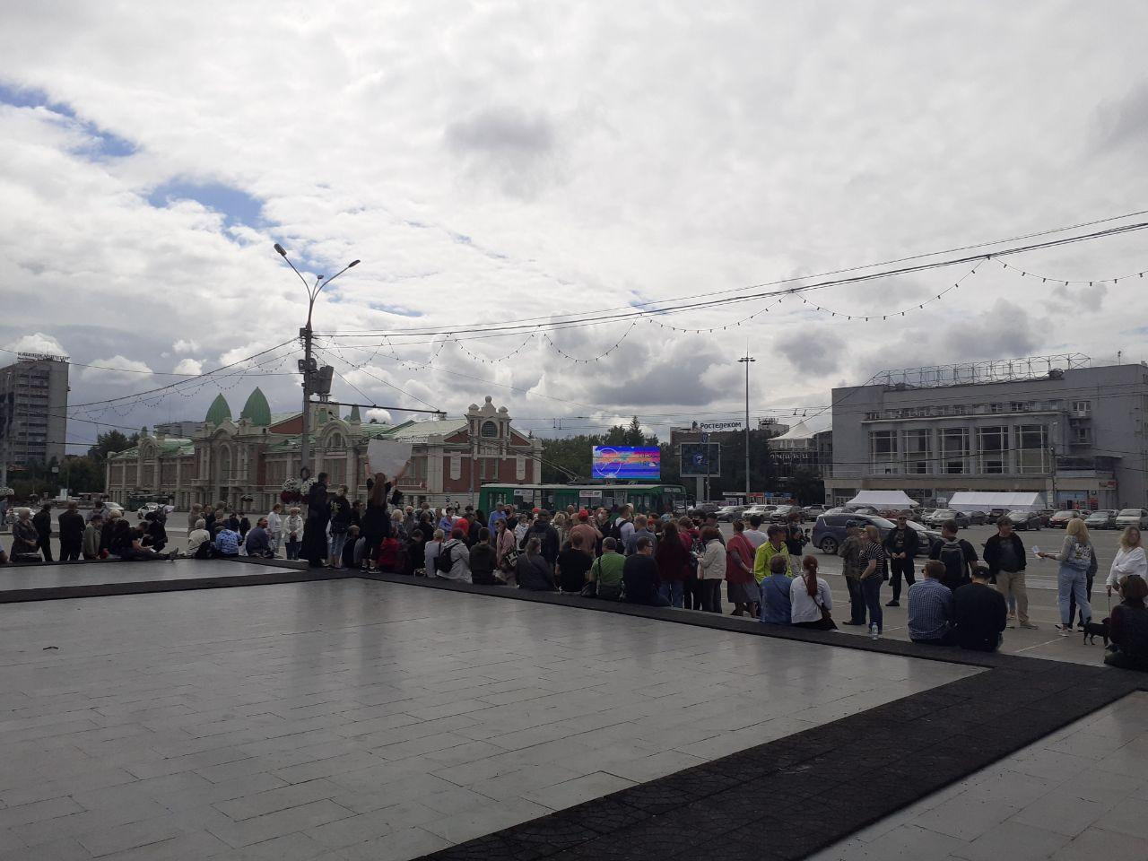 Люди стоят на площади с 12 часов 