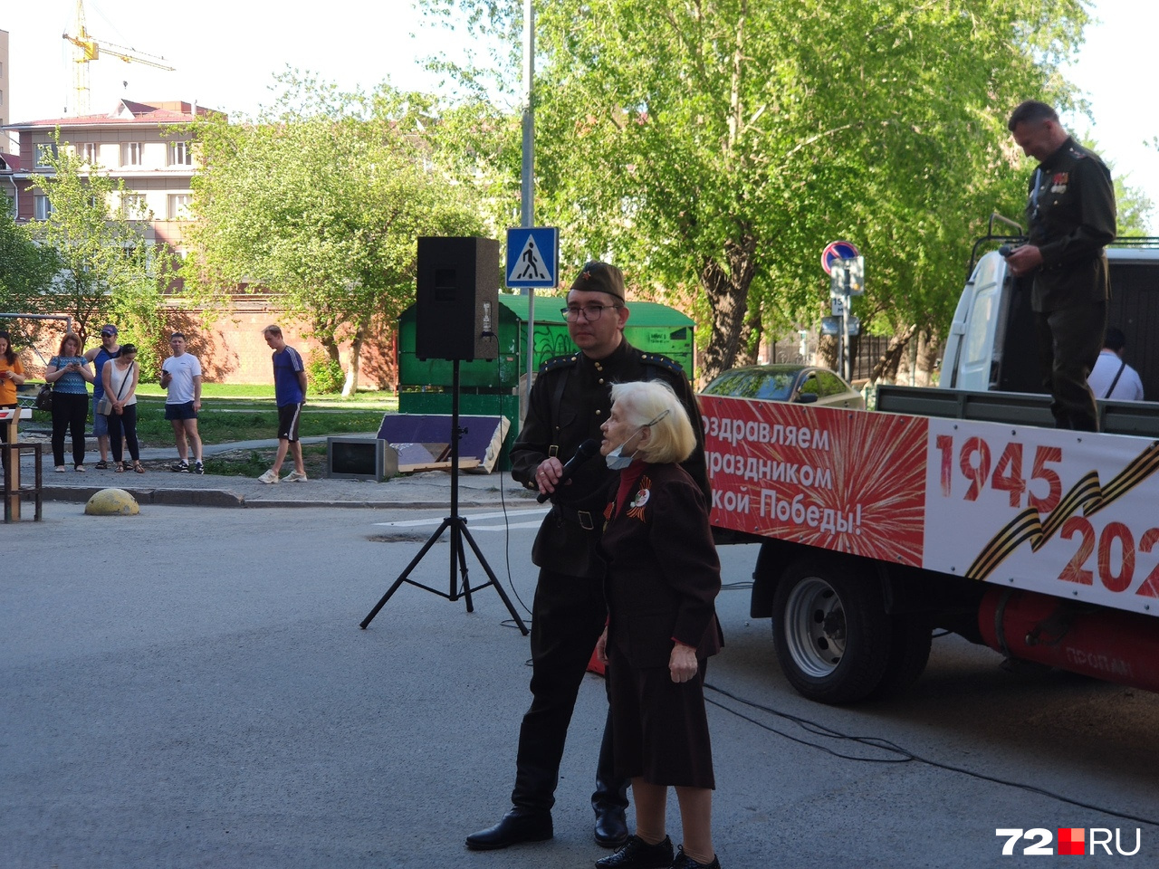 После поздравлений женщину пригласили на танец После поздравлений женщину пригласили на танец