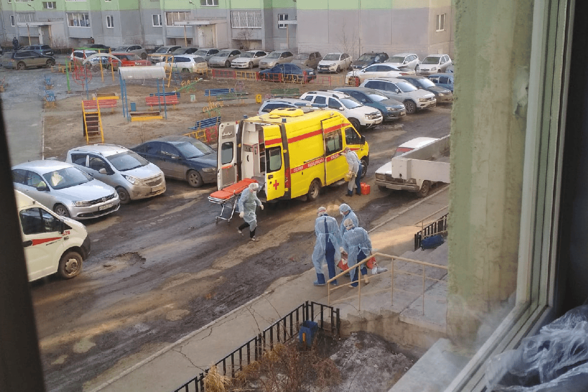 По словам соседей, женщина чуть больше недели назад вернулась из-за границы По словам соседей, женщина чуть больше недели назад вернулась из-за границы