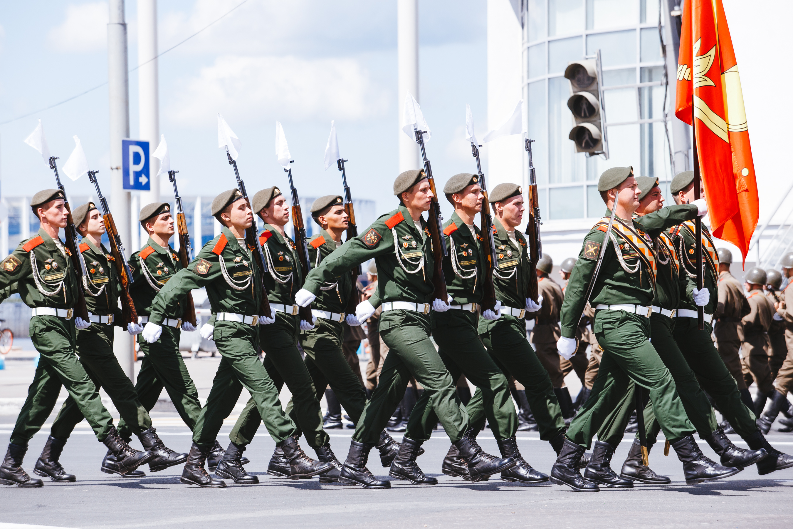 Марш картинки. Военный марш. Марш Победы. Победный марш. Парад Победы в Нижнем Новгороде марш солдат.