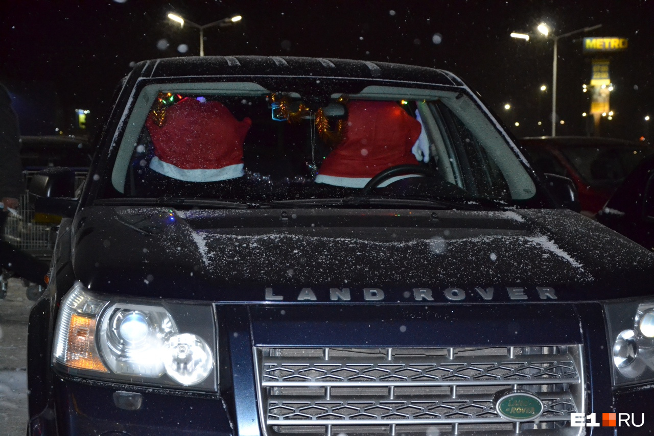 Некоторые автолюбители даже внутри своих машин умудряются создавать новогоднюю атмосферу