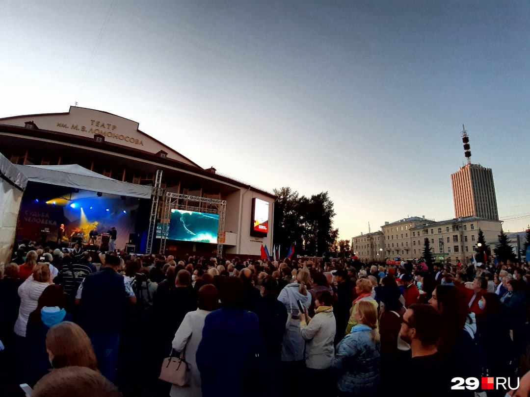 Выступление Олега Газманова пришли посмотреть сотни горожан